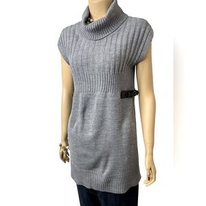A PEA IN THE POD MATERNITY TOP. STYLISH AND STUNNING, ELEGANT. LEATHER SIDE TIES